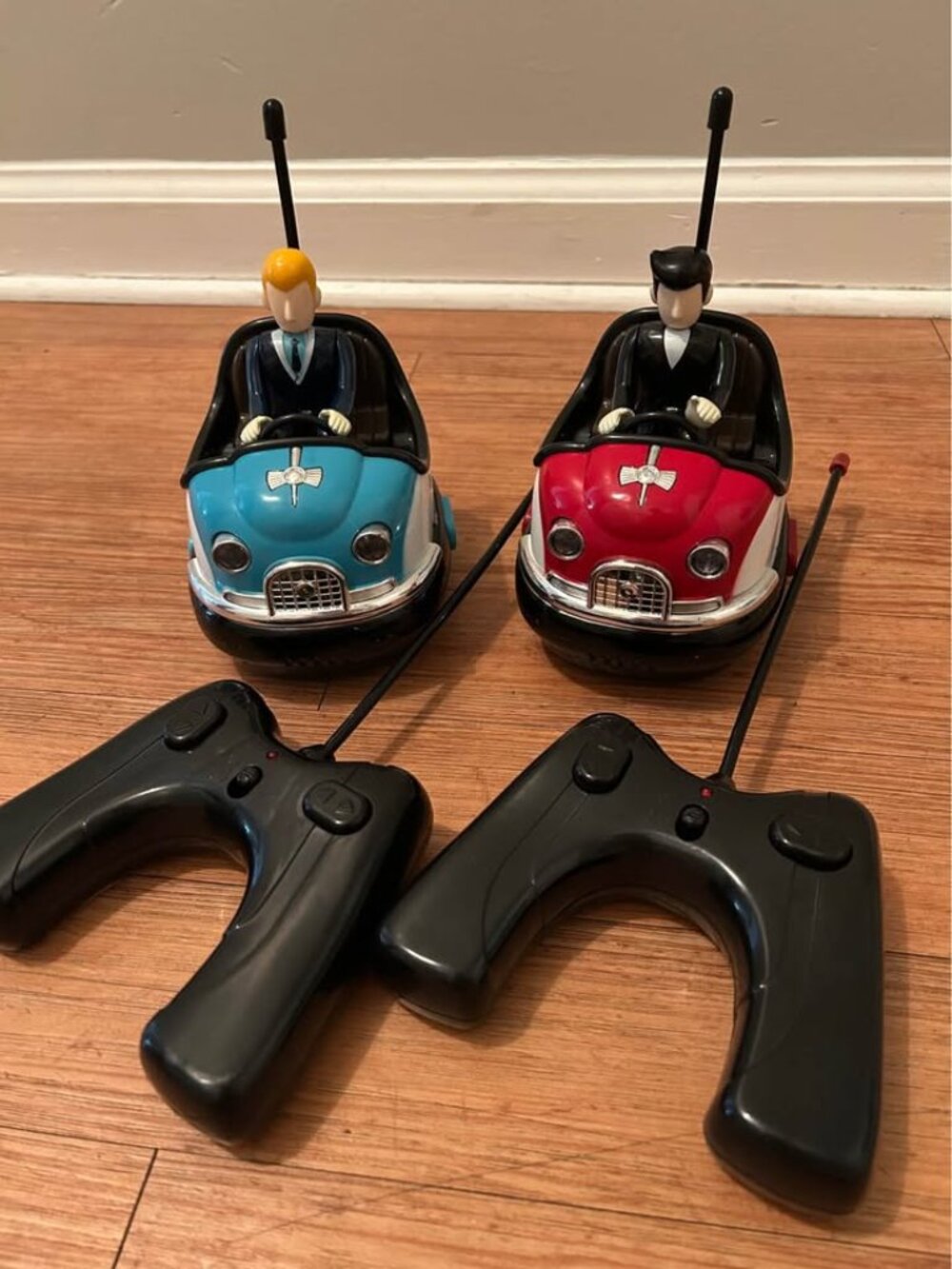 FAO Schwarz Nostalgic Model Remote Control Retro Bumper Cars Set
